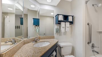 Habitación estándar, 1 cama Queen size, para no fumadores | Baño | Amenidades de baño ecológicas, secadora de cabello, toallas, jabón