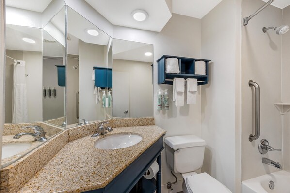 Chambre Standard, 1 grand lit, non-fumeur | Salle de bain | Articles de toilette écologiques, séchoir à cheveux, serviettes fournies