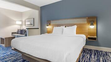 Suite, 1 King Bed, Non Smoking (with Single Sofabed) | Hypo-allergenic bedding, desk, laptop workspace, iron/ironing board