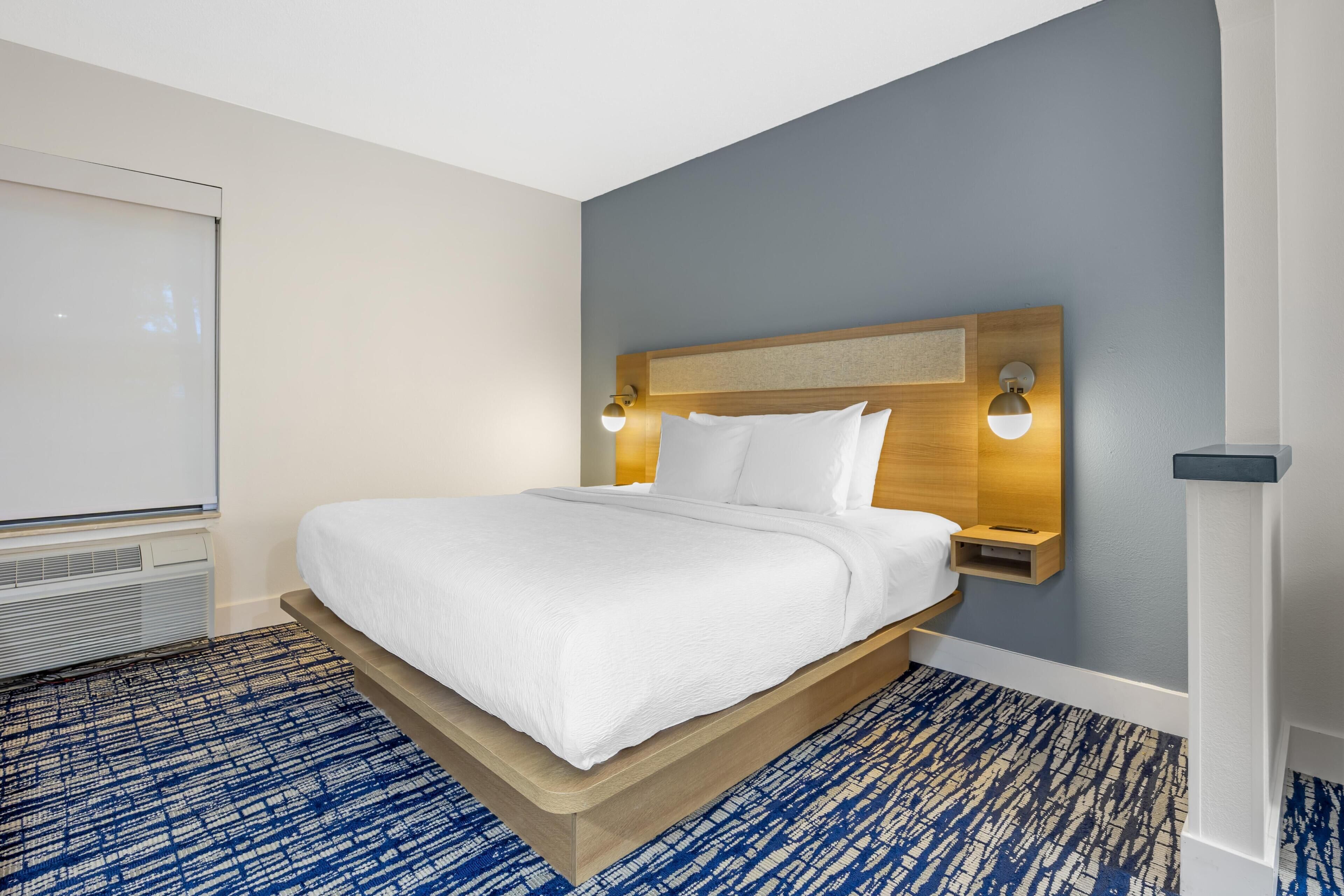 Standard Room, 1 King Bed, Non Smoking | Hypo-allergenic bedding, desk, laptop workspace, iron/ironing board