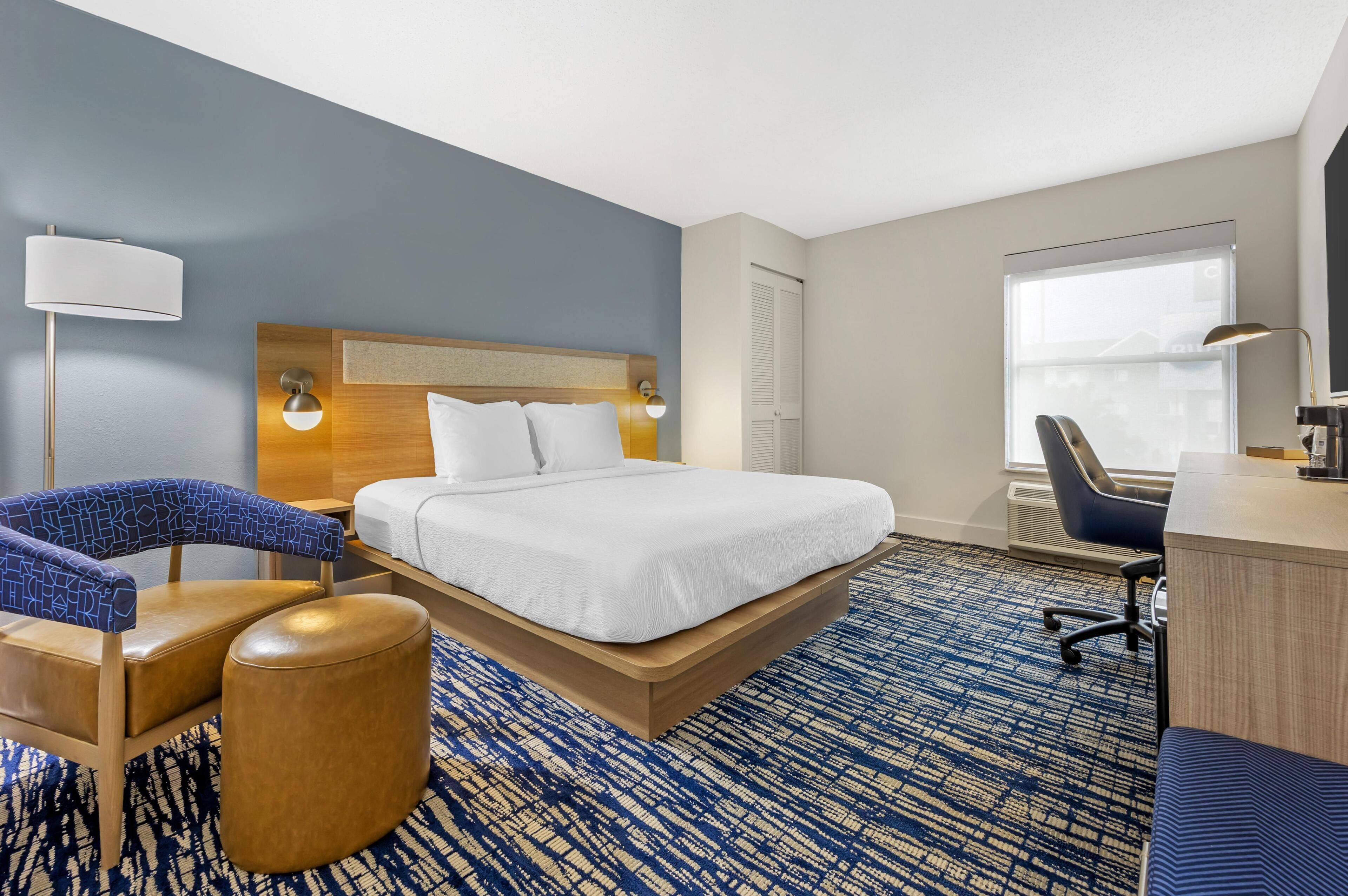 Standaard kamer, 1 kingsize bed, niet-roken (Pet Friendly) | Hypoallergeen beddengoed, een bureau, een laptopwerkplek