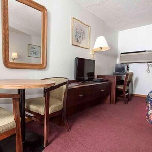 Een bureau, gratis wifi, beddengoed