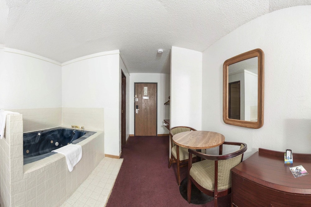 luxury hotels in Overland Park, Ks
