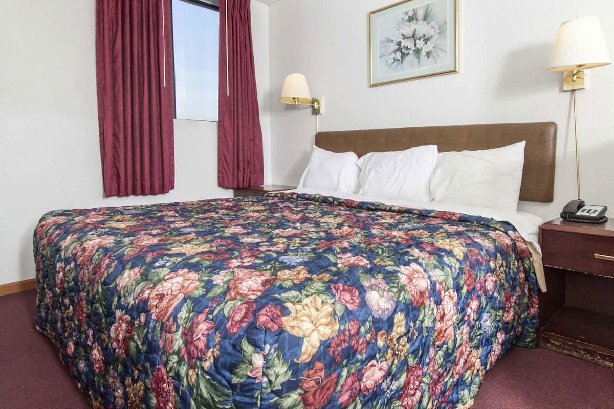 書桌、免費無線上網、床單