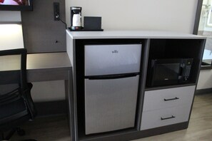 Desk, iron/ironing board, free cribs/infant beds, rollaway beds - Ramada by Wyndham Harrisonburg (Harrisonburg)