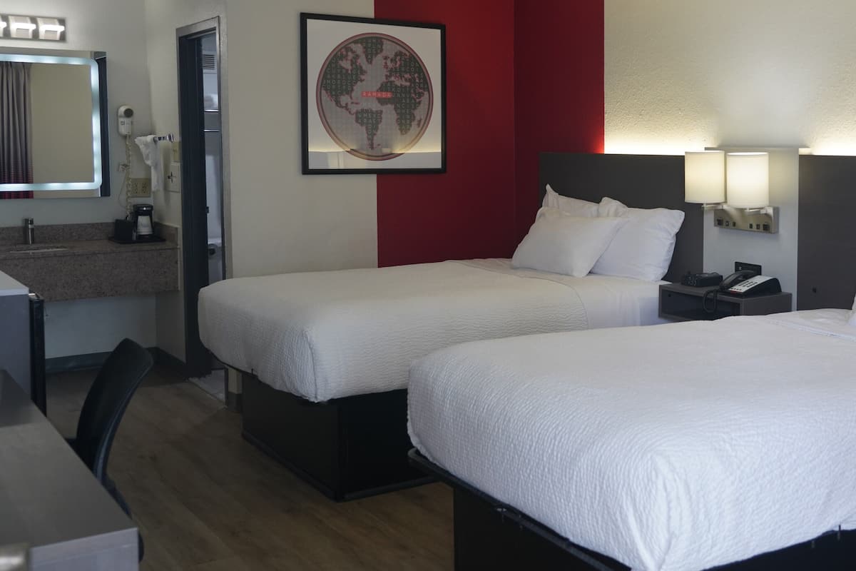 Rom, 2 dobbeltsenger, ikke-røyk | Skrivebord, strykejern/-brett og barnesenger (inkludert)