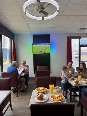 Desayuno continental gratuito y diario