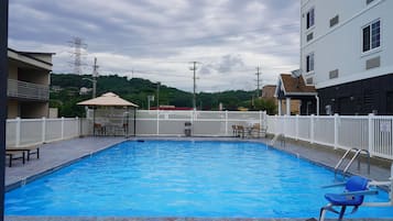 Piscina externa sazonal