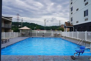 Seasonal outdoor pool - Ramada by Wyndham Harrisonburg (Harrisonburg)