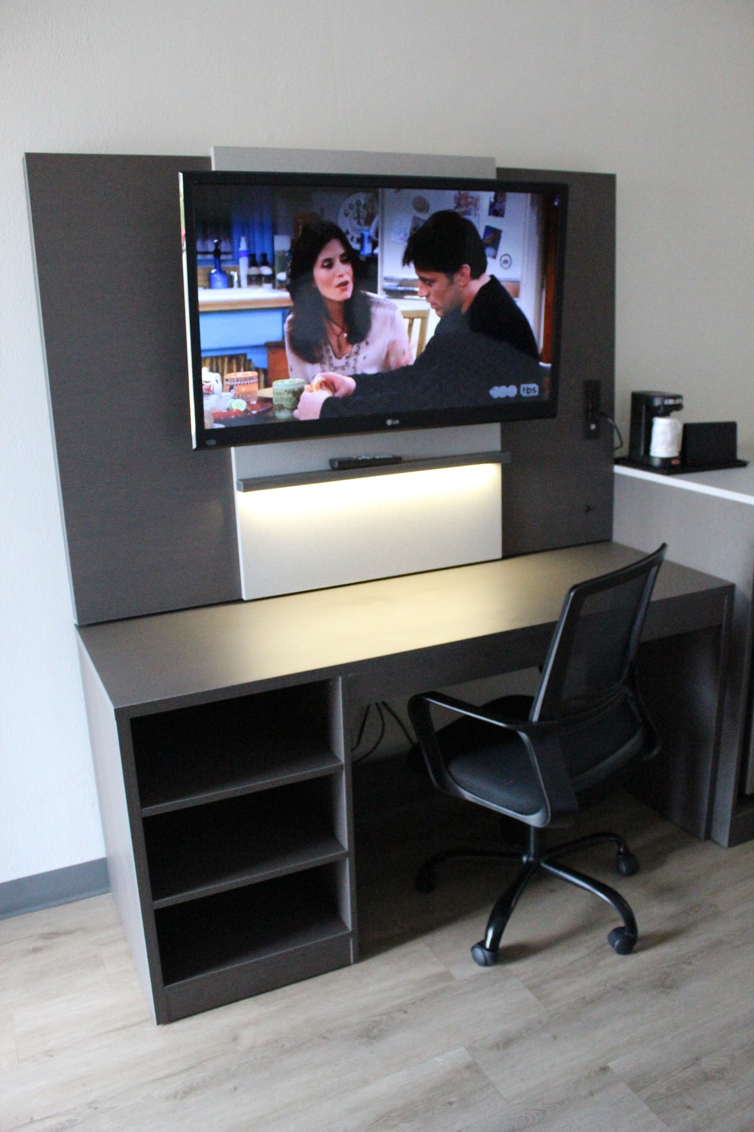 Escritorio, tabla de planchar con plancha y cunas gratuitas 