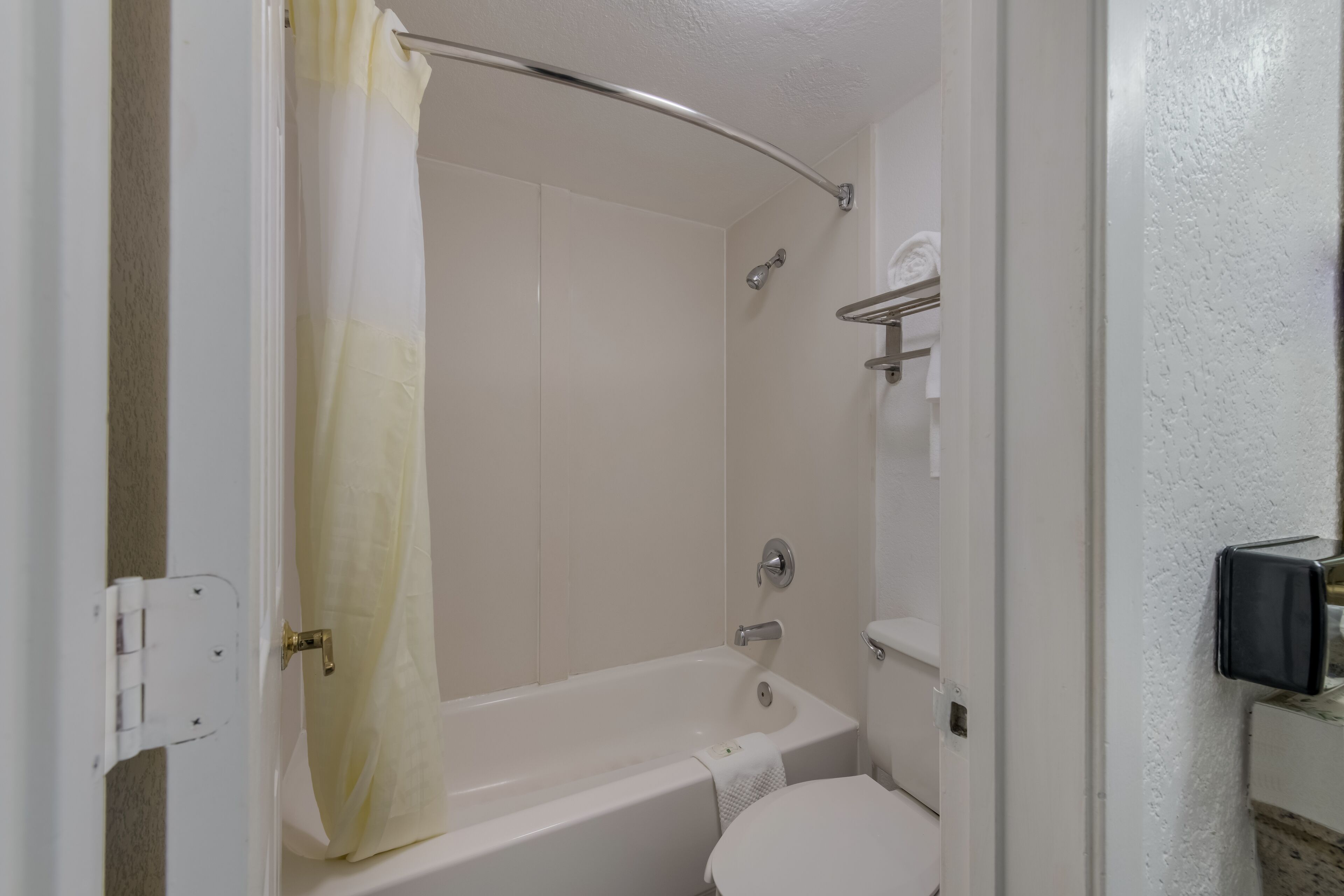 combined shower/bathtub, eco-friendly toiletries, hair dryer, towels