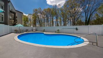 Hồ bơi ngoài trời