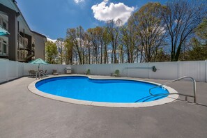 Una piscina al aire libre de temporada