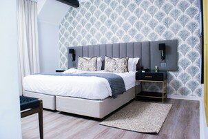 套房, 1 张双人床, 花园景观 (SUITE) | 1 多间卧室、客房内保险箱、办公桌、免费 WiFi