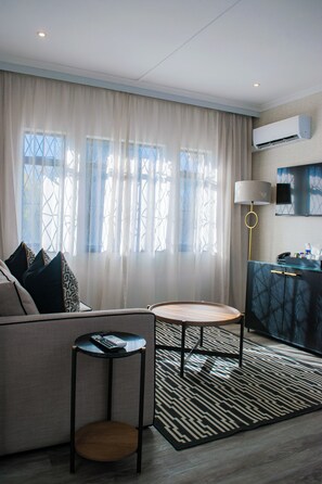 Suite, 1 Double Bed, Garden View (SUITE) | Living area | 21-inch TV with satellite channels