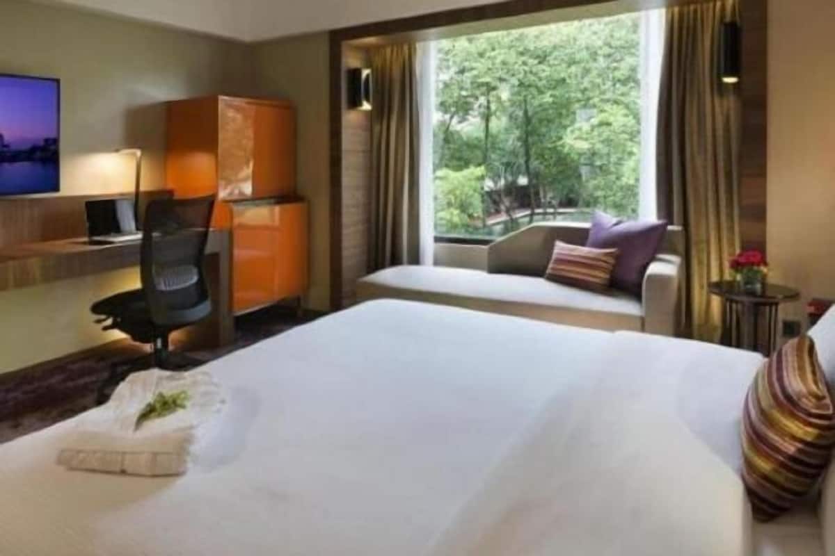 Minibar, Zimmersafe, Schreibtisch, Verdunkelungsvorhänge