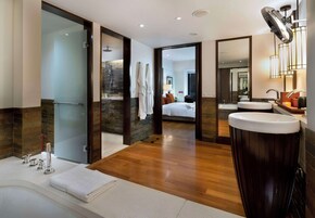 Minibar, caja de seguridad en la habitación y escritorio