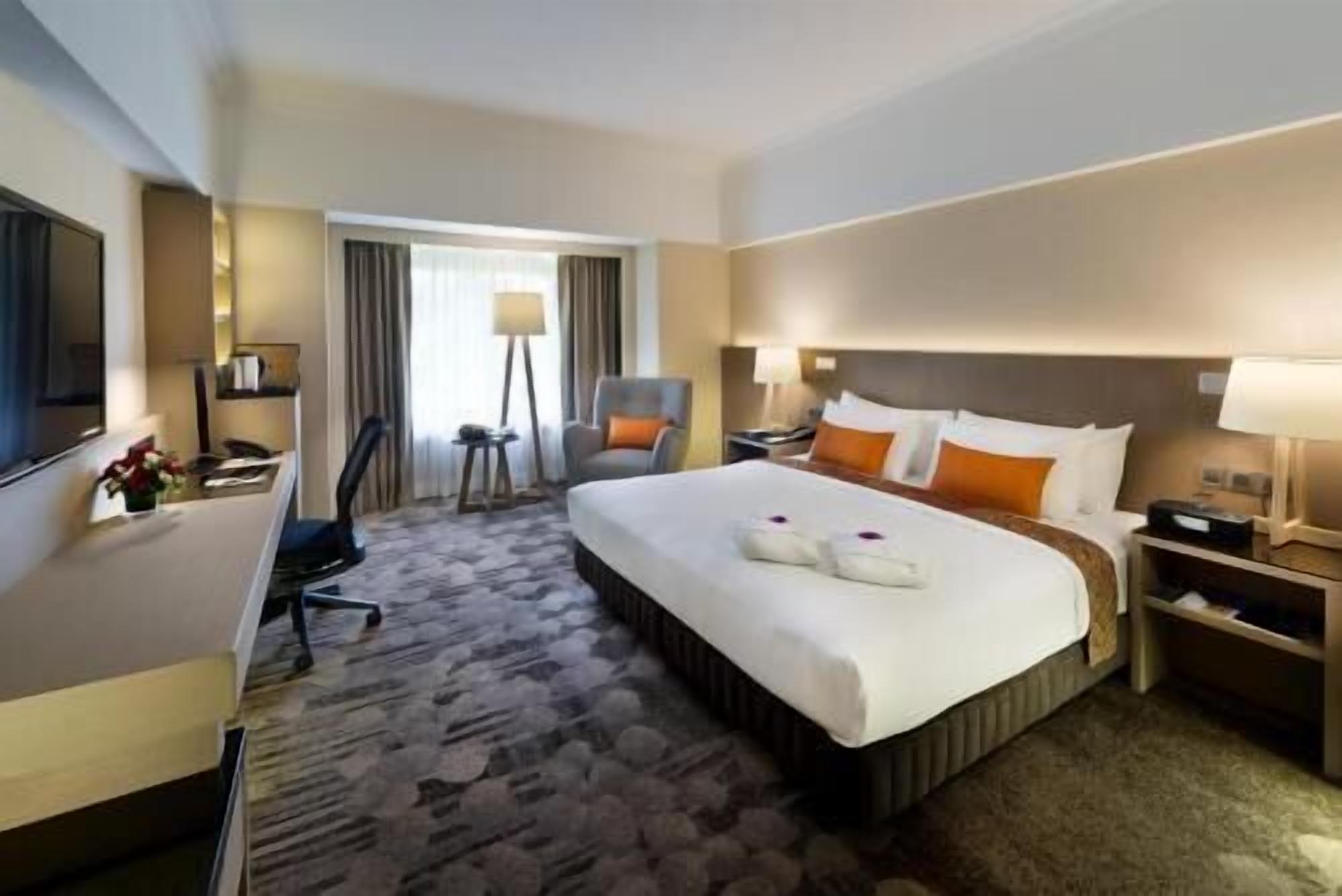 Minibar, safe på rommet, skrivebord og blendingsgardiner