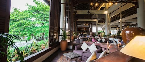 Lounge dans le hall, vue sur la piscine