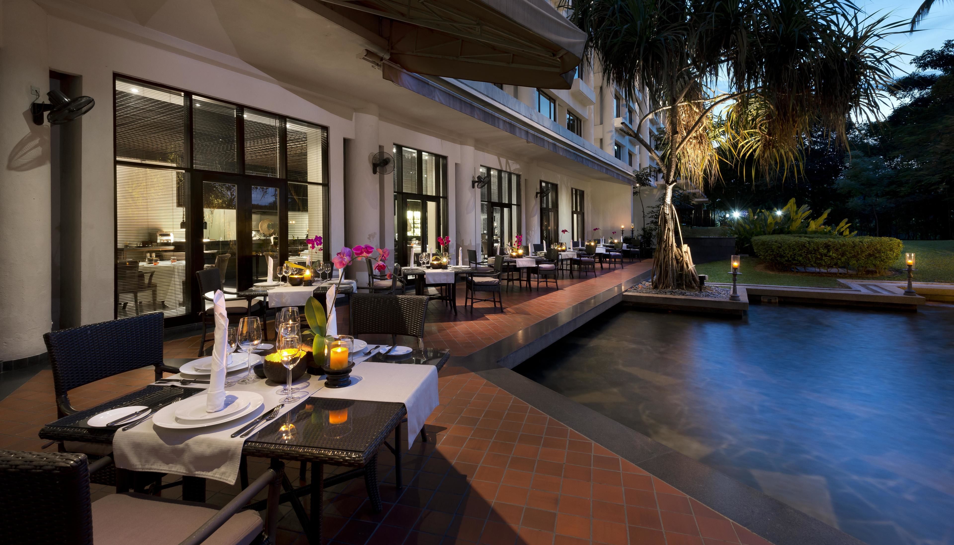 8 restaurants, breakfast served