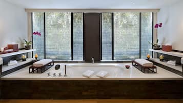 Club Saujana Suite (No Children Under 18 Allowed) | Banyo | Duş, geniş duş başlığı, çevre dostu banyo/kozmetik ürünleri, bornoz