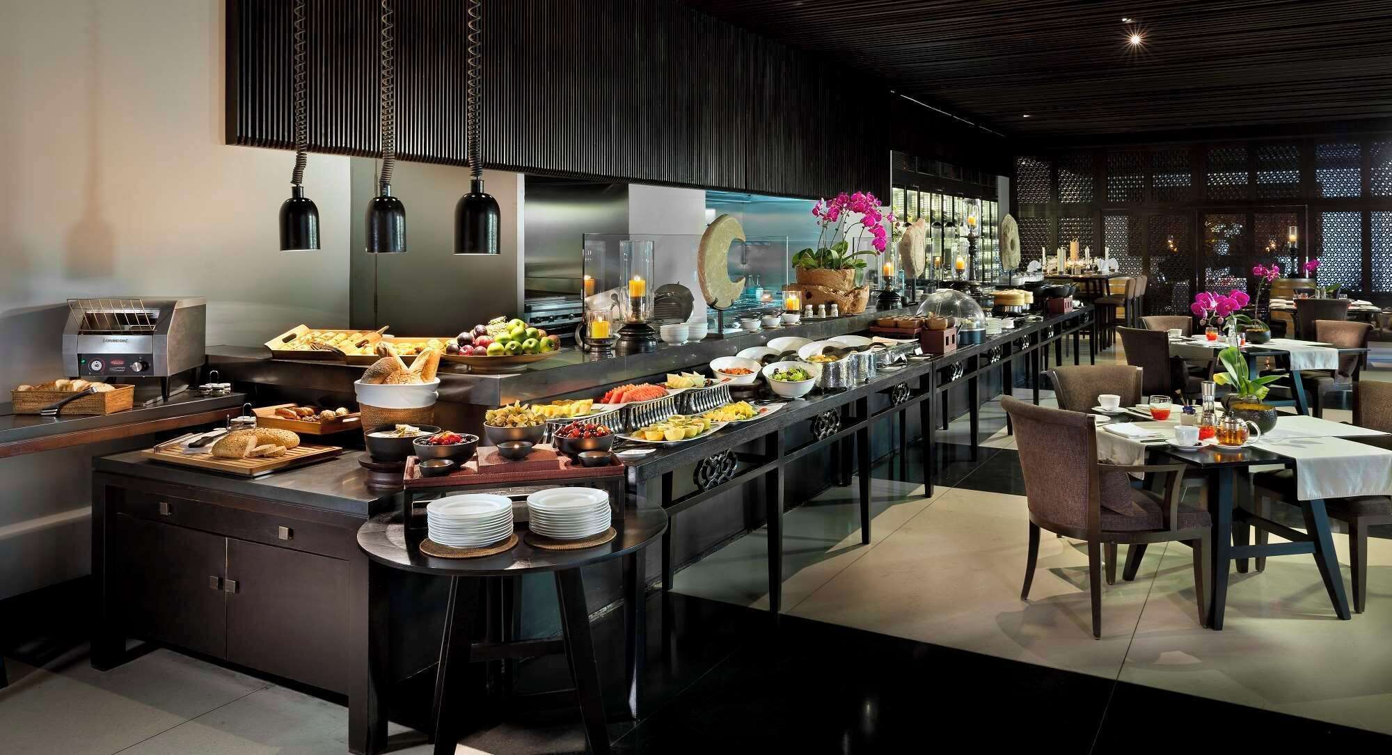 8 restaurants, breakfast served