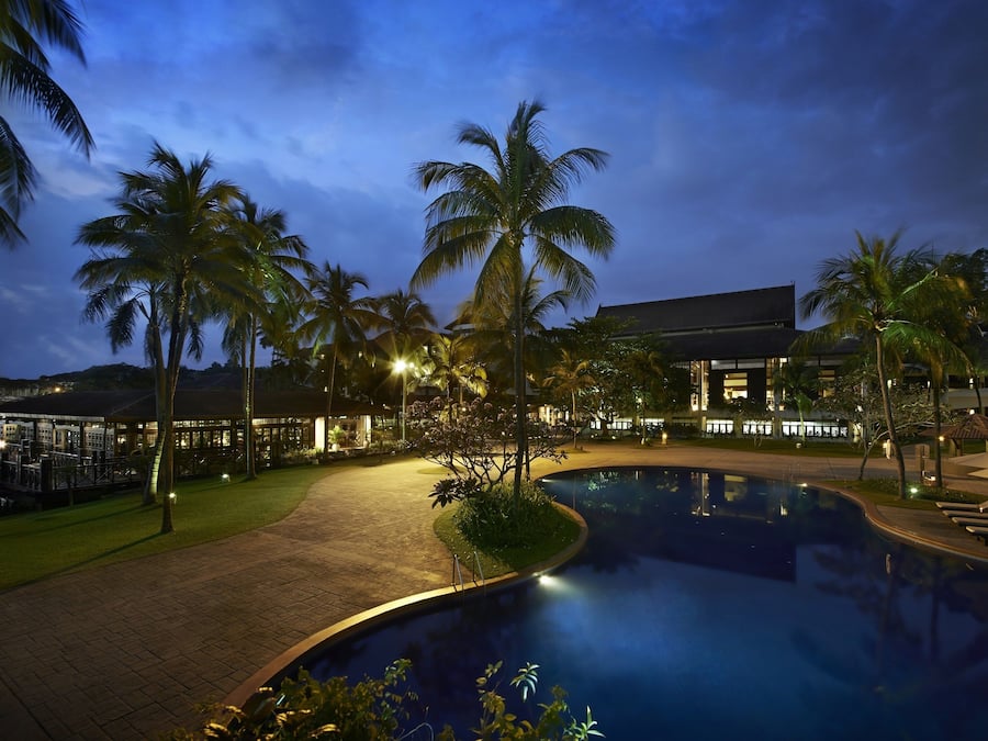 2 kolam renang terbuka