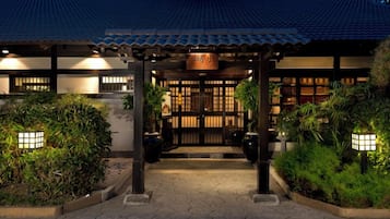 8 restaurants, breakfast served