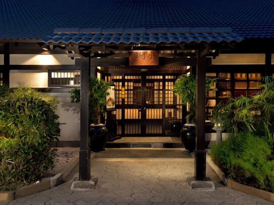 8 restaurants, breakfast served