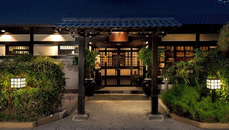 8 restaurants; breakfast, lunch, and dinner served. The Saujana Hotel Kuala Lumpur
