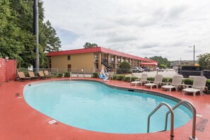 Una piscina al aire libre de temporada