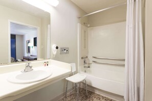 Habitación estándar, 1 cama King size, con acceso para personas discapacitadas | Baño | Amenidades de baño gratuitas, secadora de cabello, toallas 