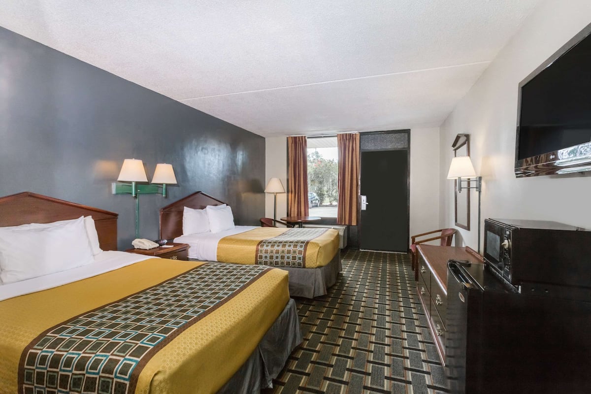 Premium bedding, in-room safe, desk, iron/ironing board