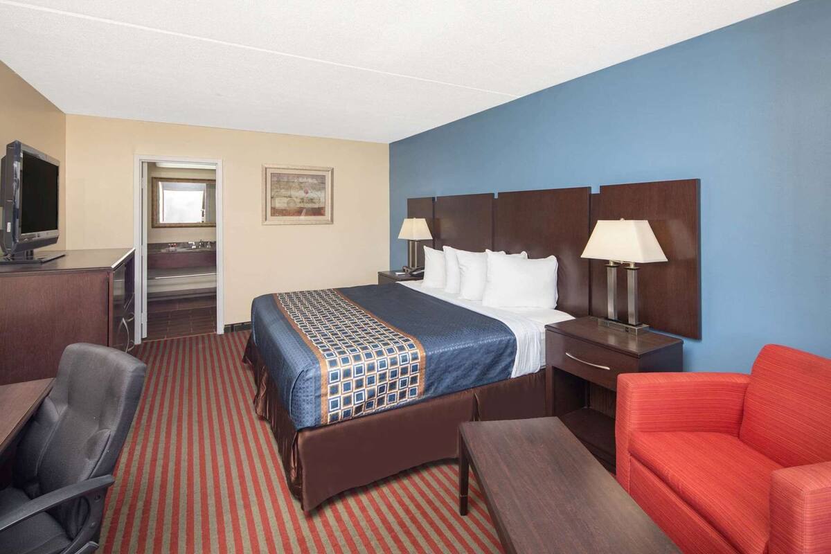 Premium bedding, in-room safe, desk, iron/ironing board