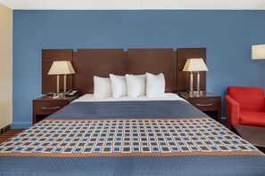 Premium bedding, in-room safe, desk, iron/ironing board - Travelodge by Wyndham Savannah Area/Richmond Hill (Richmond Hill)