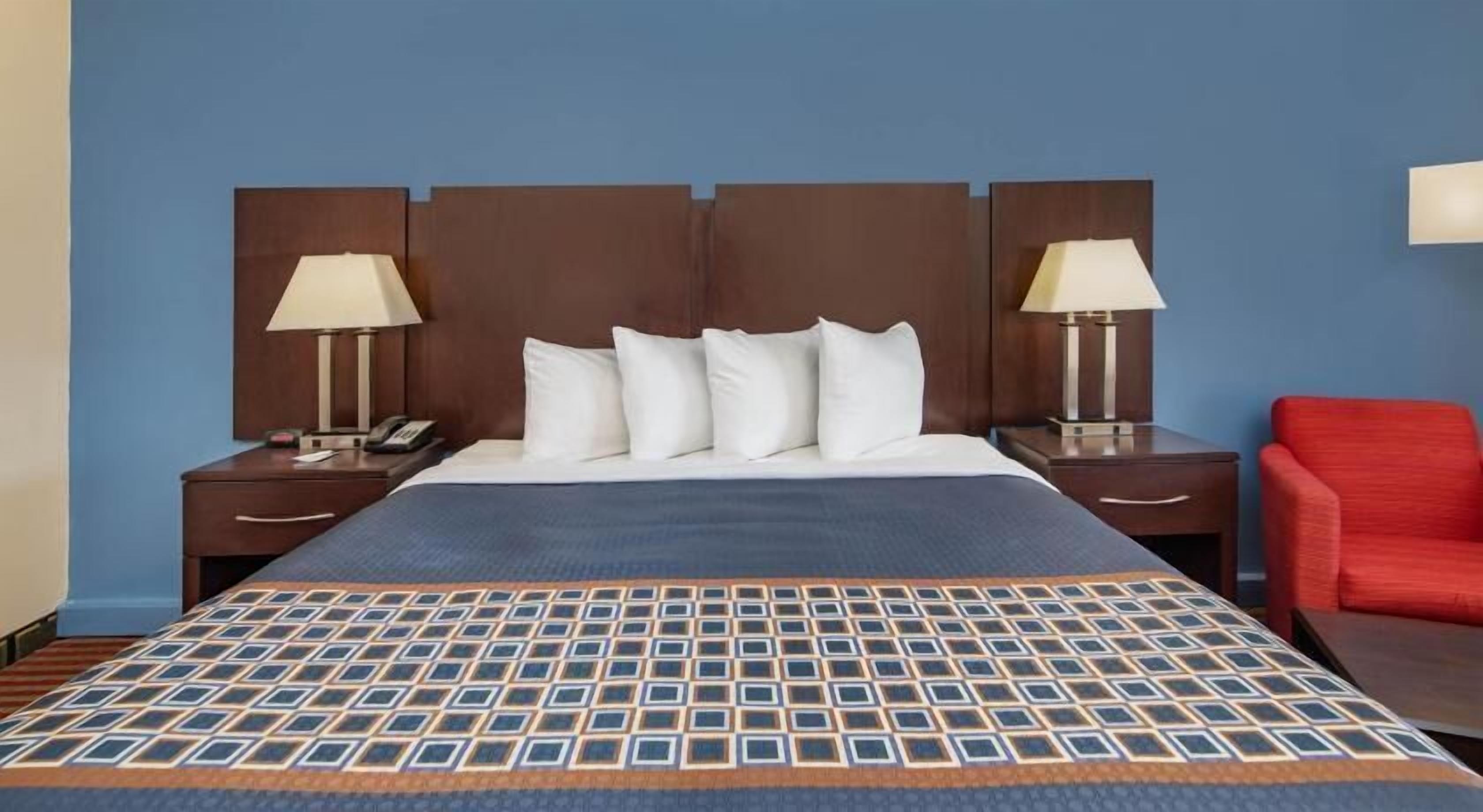 Ropa de cama de alta calidad y caja de seguridad en la habitación 