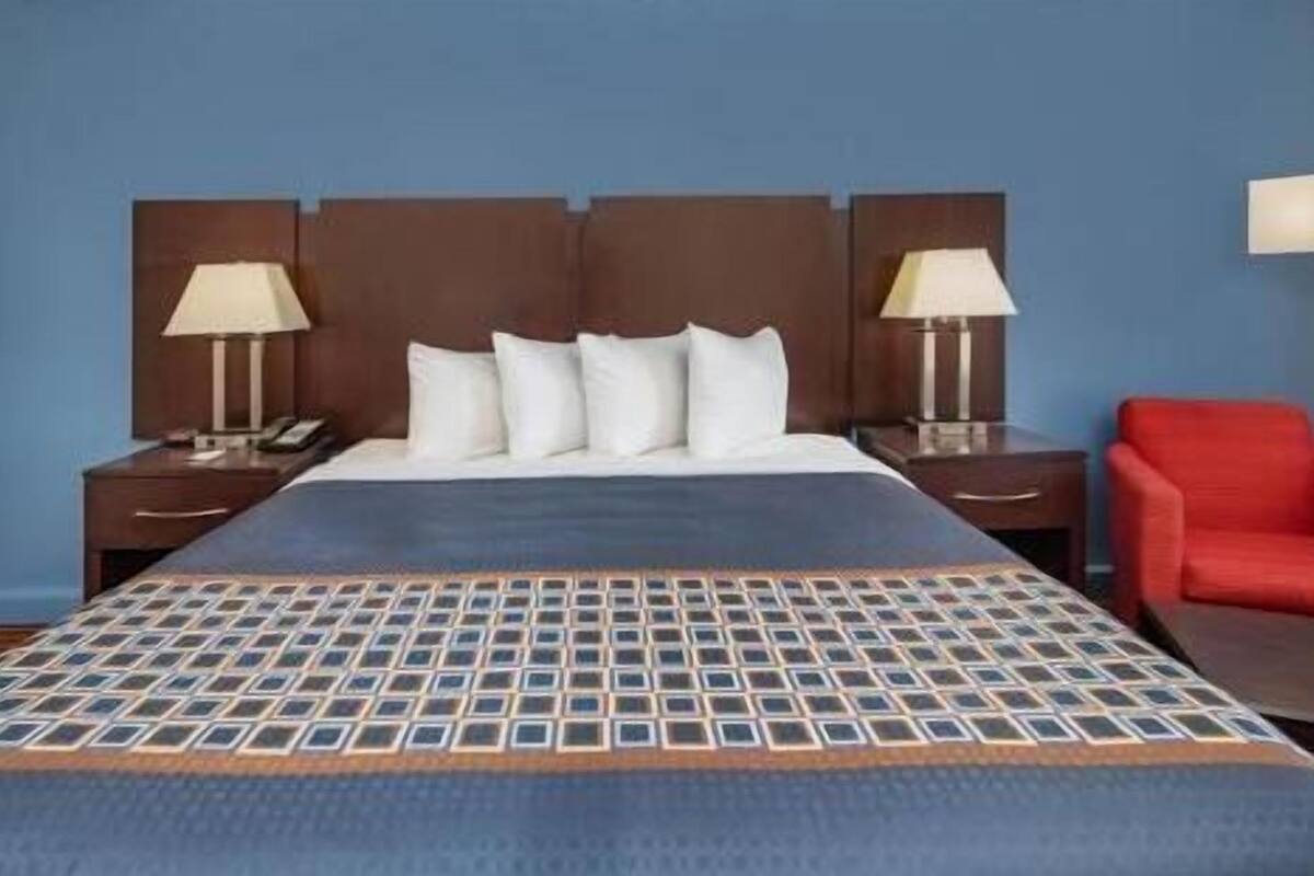 Premium bedding, in-room safe, desk, iron/ironing board