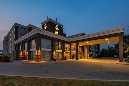 Exterior. Comfort Inn & Conference Centre Toronto Airport