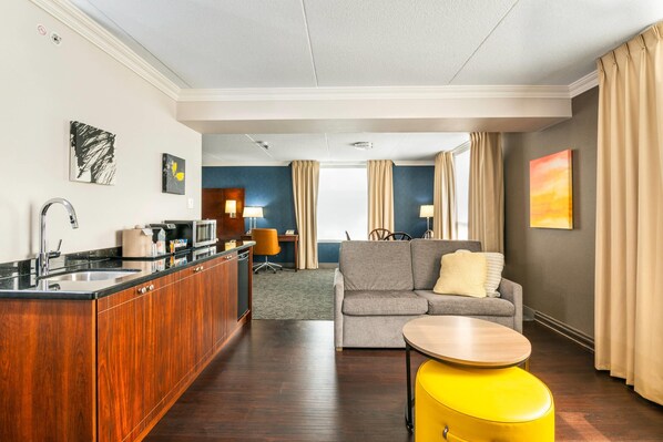 Room, Non Smoking (Efficiency, 1 King Bed) | Desk, blackout drapes, iron/ironing board, free cribs/infant beds