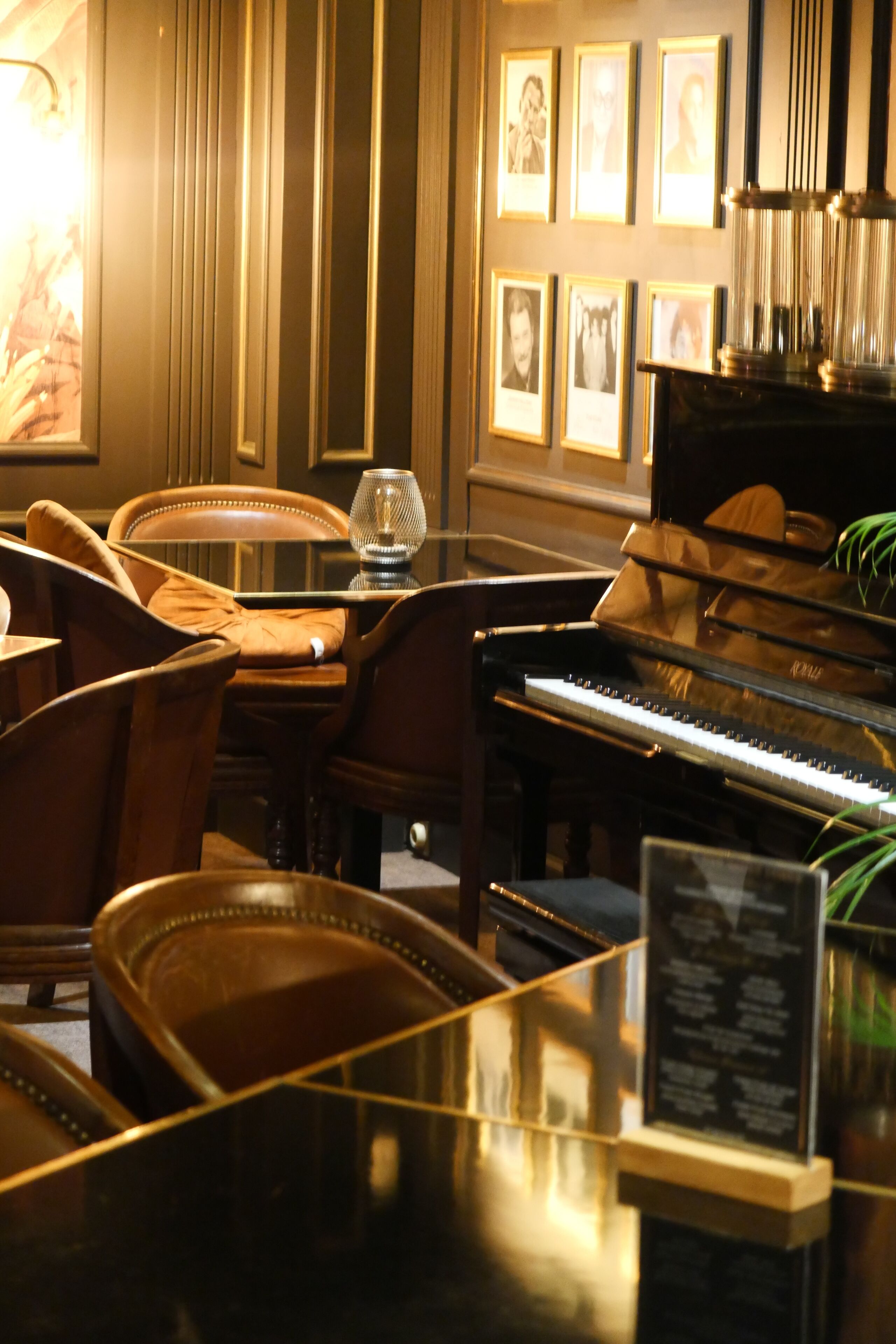 2 bars/lounges, cocktail bar