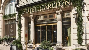 Een hotelingang met een bord waarop 