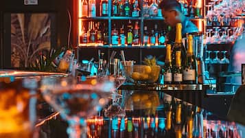 2 bars/lounges, pianobar, cocktailbar
