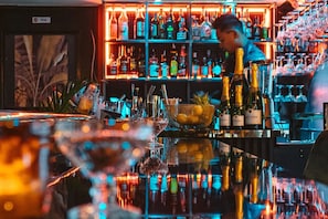 2 bars/lounges, piano bar, cocktail bar