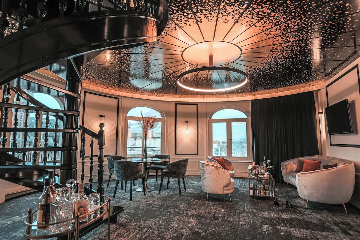 chambre Suite Coupole | Ylelliset vuodevaatteet, tallelokero huoneessa