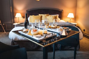 Chambre classique double | Repas dans la chambre