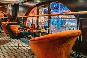 2 bars/lounges, piano bar, cocktail bar