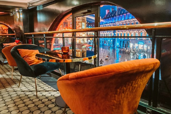 2 bares, 1 piano bar y 1 bar de copas