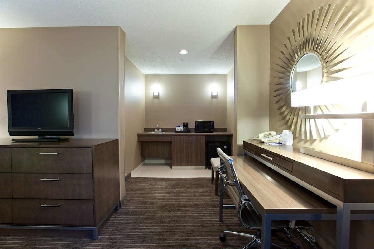 Caja de seguridad en la habitación y escritorio