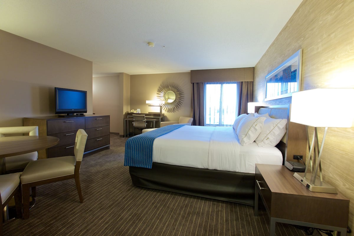 1 bedroom, in-room safe, desk, iron/ironing board