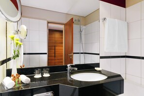 Tina con regadera, amenidades de baño gratuitas, secadora de cabello 